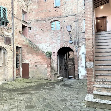 Appartamento Castelvecchio: On Top Of The Oldest Roofs *