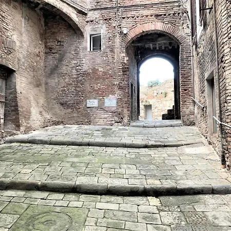 Apartment Castelvecchio: On Top Of The Oldest Roofs Siena